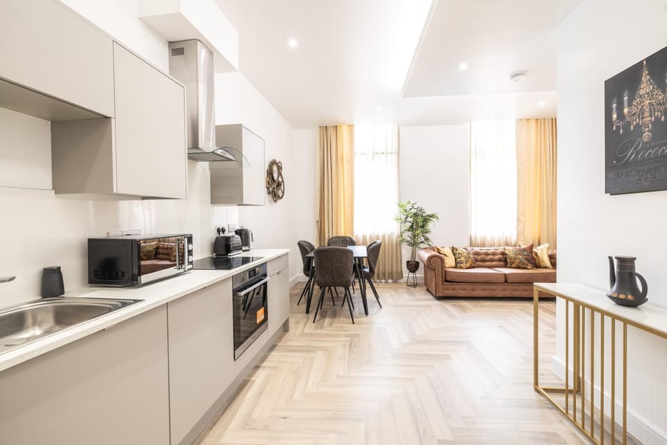 TV and multimedia, Kitchen or kitchenette, Living room, Dining area, stove, toaster