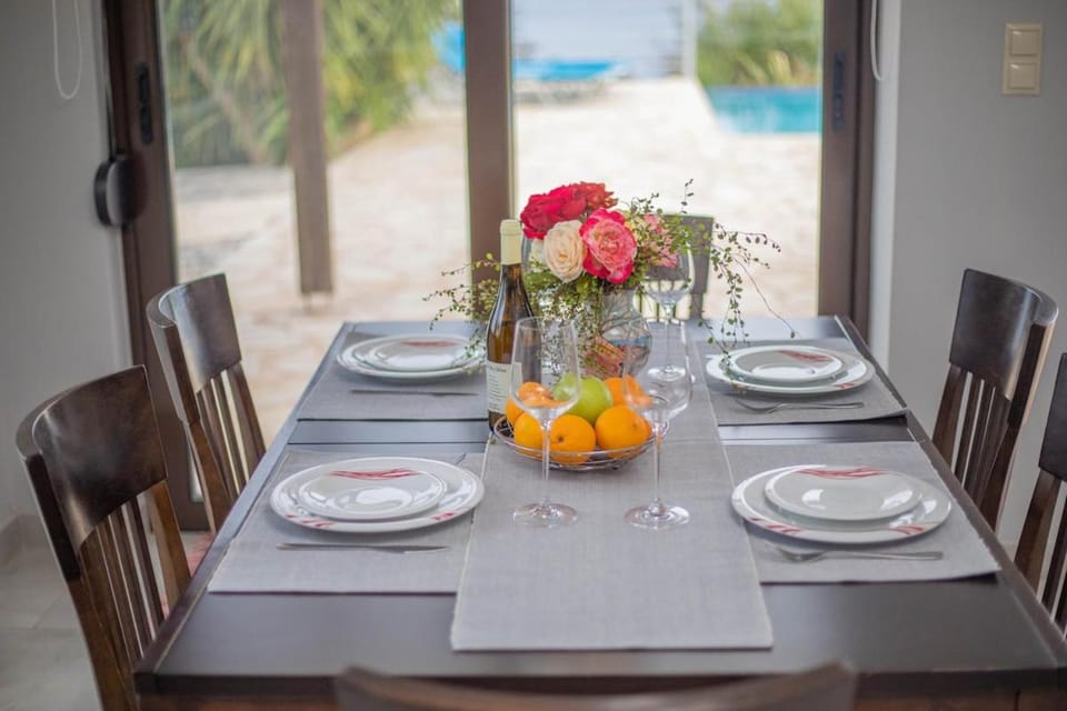 Food and drinks, Dining area, Pool view, Swimming pool