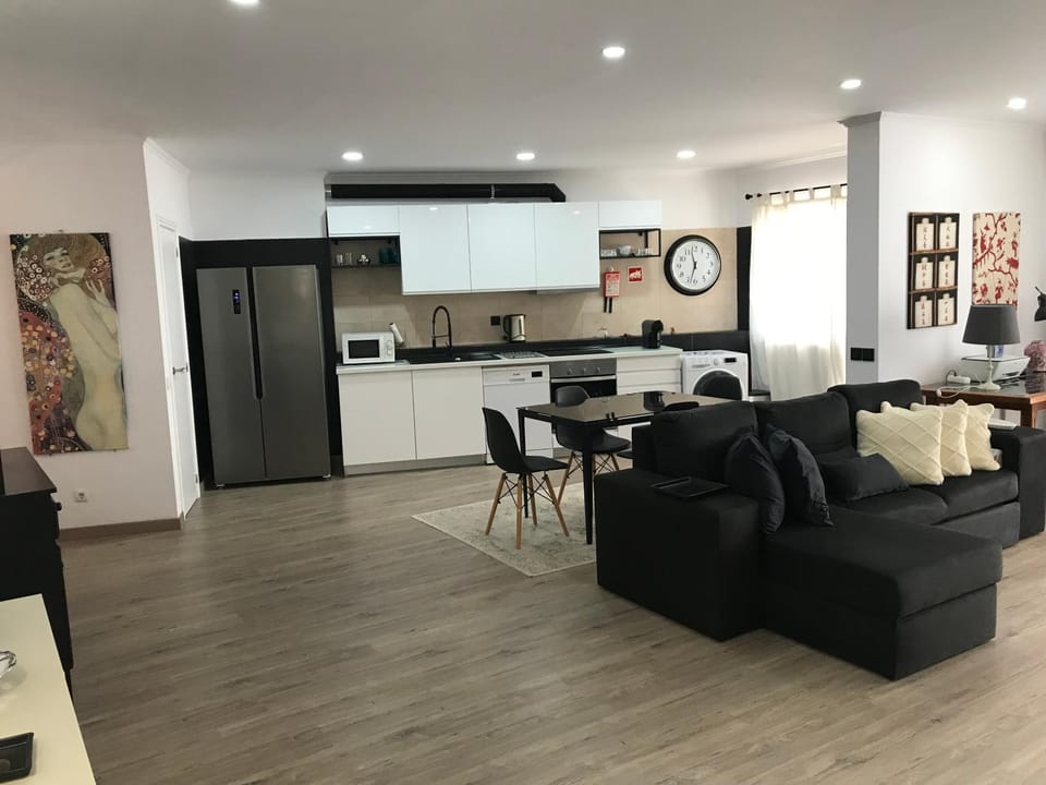 Seating area, Dining area, minibar, pet friendly, stove