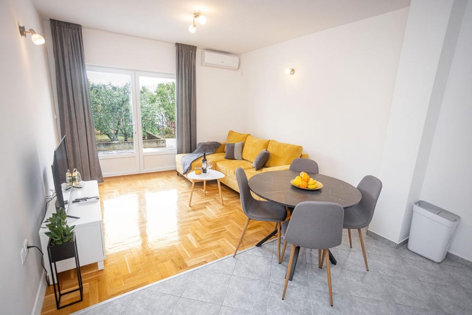 Living room, Dining area, air conditioner