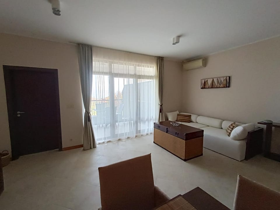 Bed, Living room, Photo of the whole room, Seating area