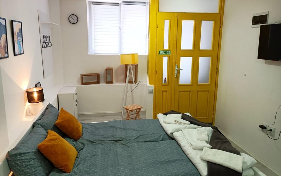 Bed, TV and multimedia, Photo of the whole room, towels