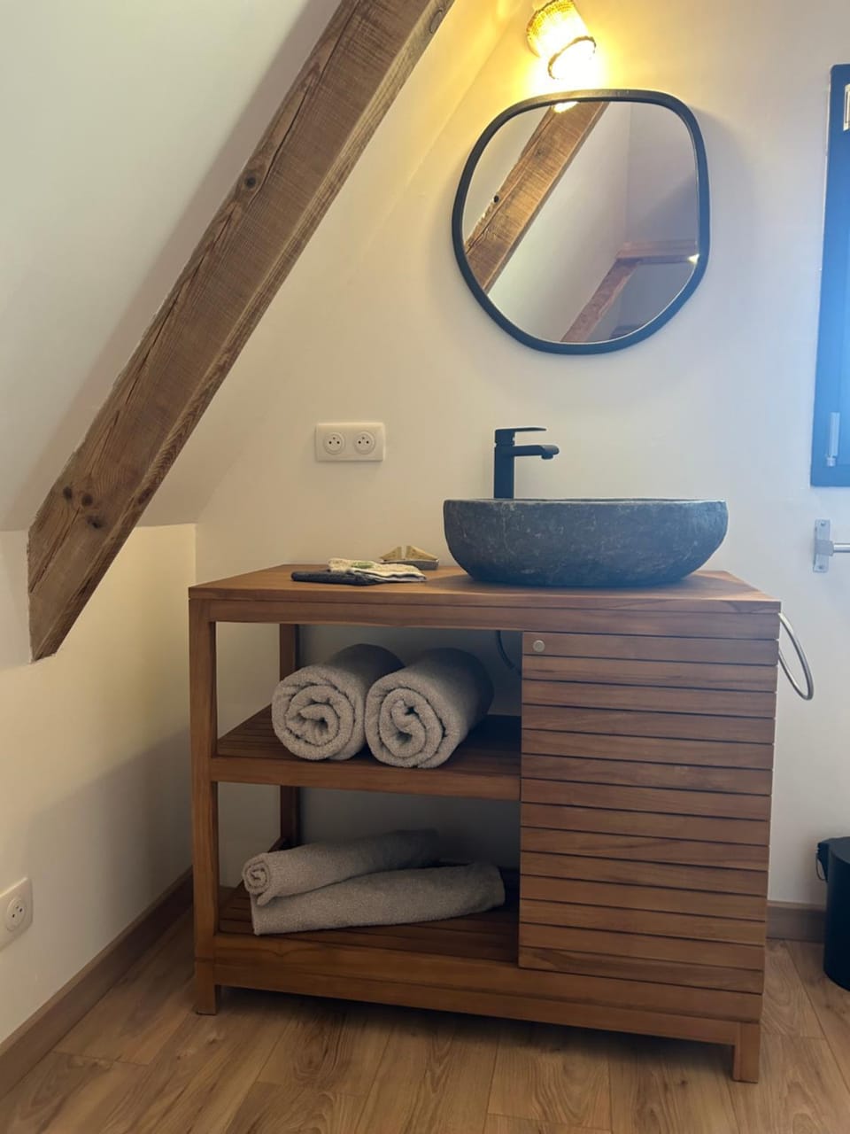Bathroom, towels