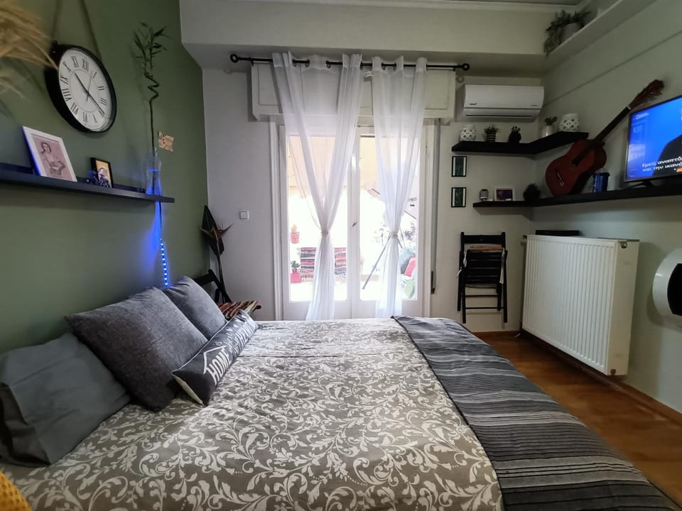 Bed, TV and multimedia, Photo of the whole room, Bedroom, flat iron, air conditioner, air conditioner