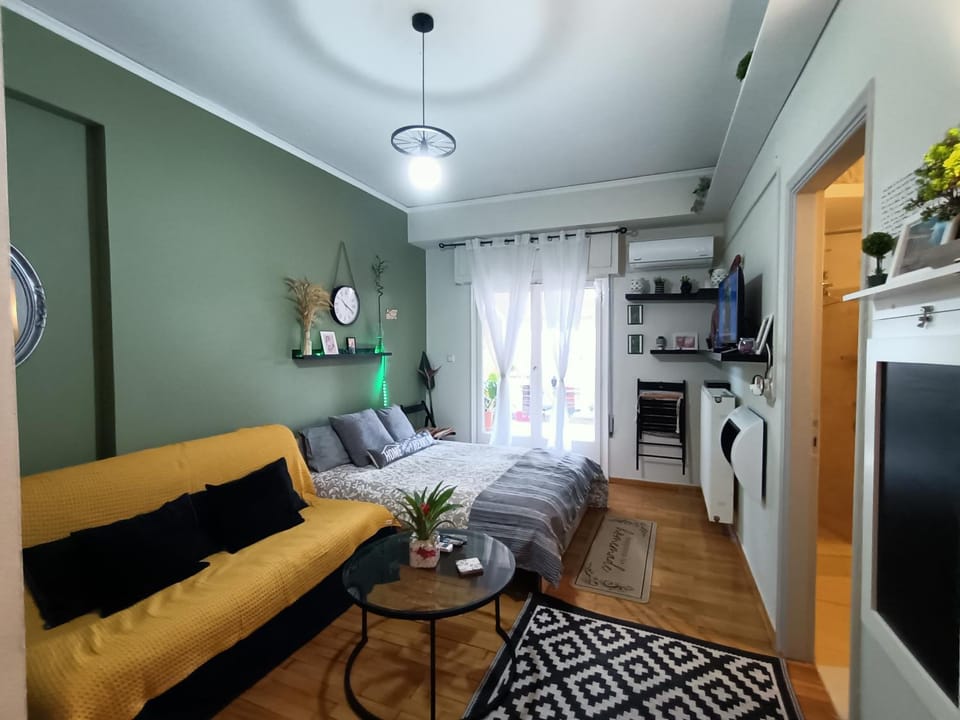 Bed, TV and multimedia, Photo of the whole room, Seating area, Bedroom, flat iron, air conditioner, air conditioner