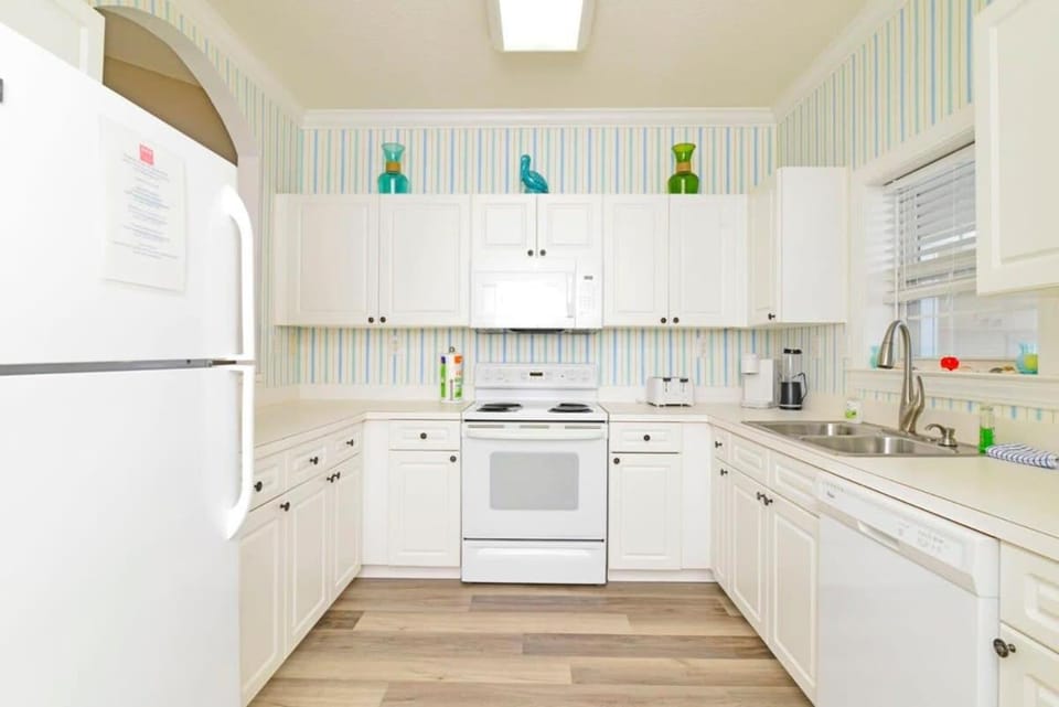Top Location Famous Barefoot Resort 1 Mile to Beach 15000sf Pool House in North Myrtle Beach