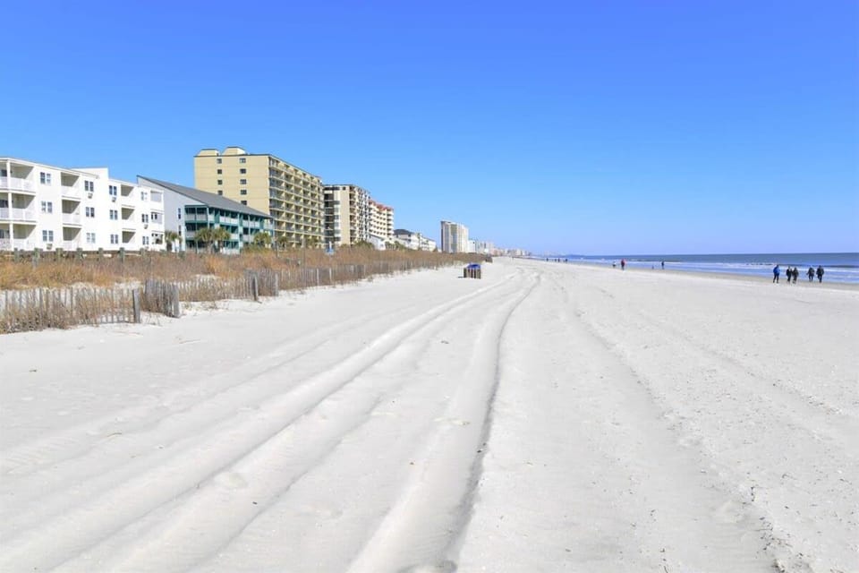 Lakefront at Barefoot Resort w Massive Waterfront Pool Close to Beach House in North Myrtle Beach