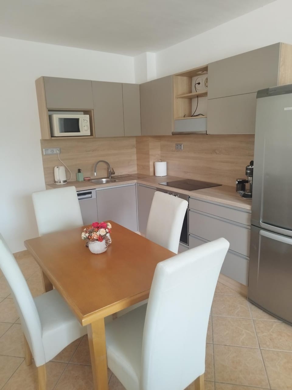 Coffee/tea facilities, Kitchen or kitchenette, Dining area, dishwasher, stove