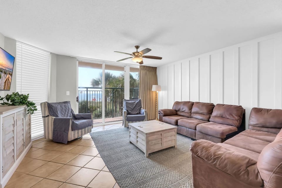 Oceanfront Luxury Top Location w Lazy River Pool Grills House in North Myrtle Beach