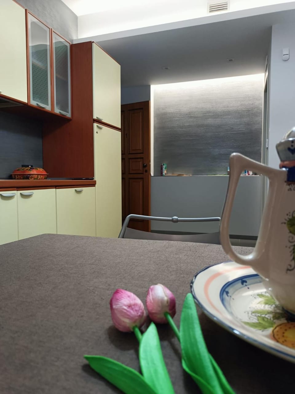 Restaurant/places to eat, TV and multimedia, Kitchen or kitchenette, Fitness centre/facilities, Supermarket/grocery shop, Shopping Area, Quiet street view, dishwasher, hair dresser, stove