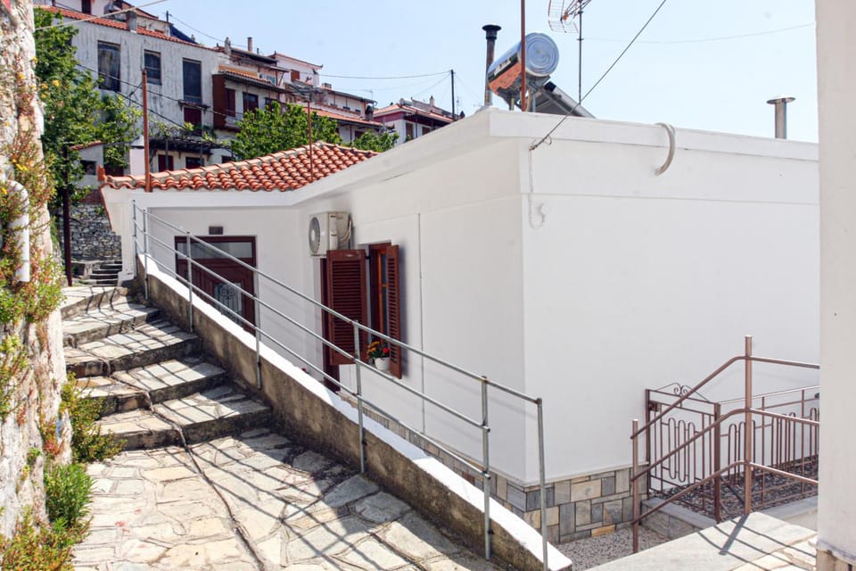 Anna's House Apartment in Sporades, Greece