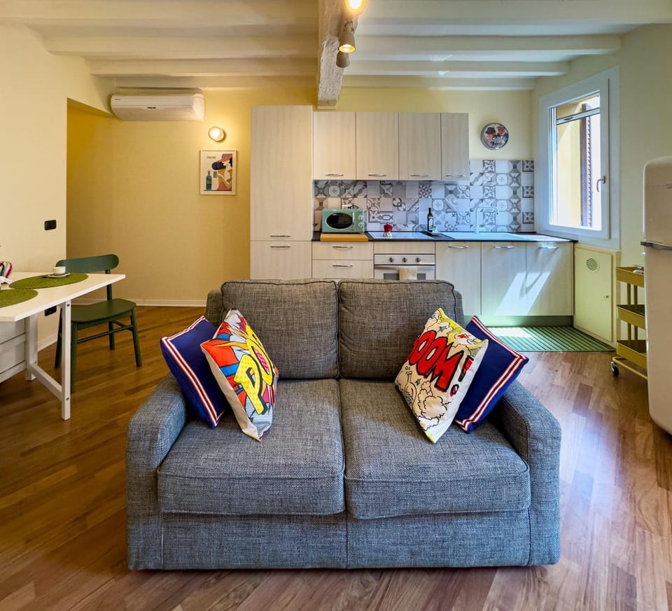 Kitchen or kitchenette, Living room, Seating area, Dining area, air conditioner