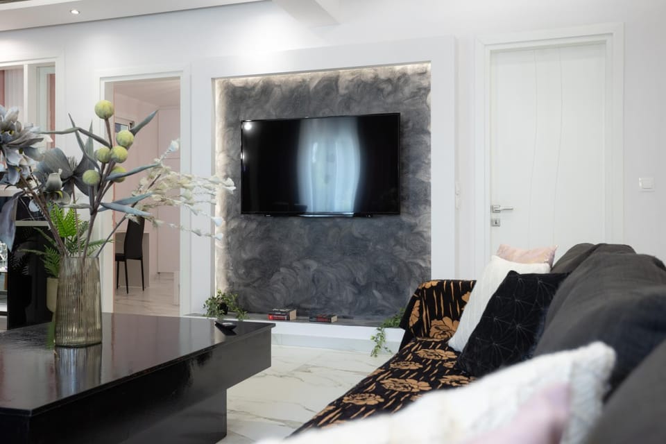 Communal lounge/ TV room, TV and multimedia, Living room, Seating area, Evening entertainment