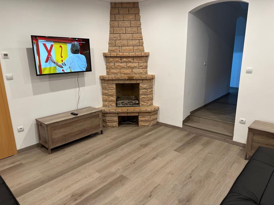 TV and multimedia, Living room, Seating area, Evening entertainment, flat iron