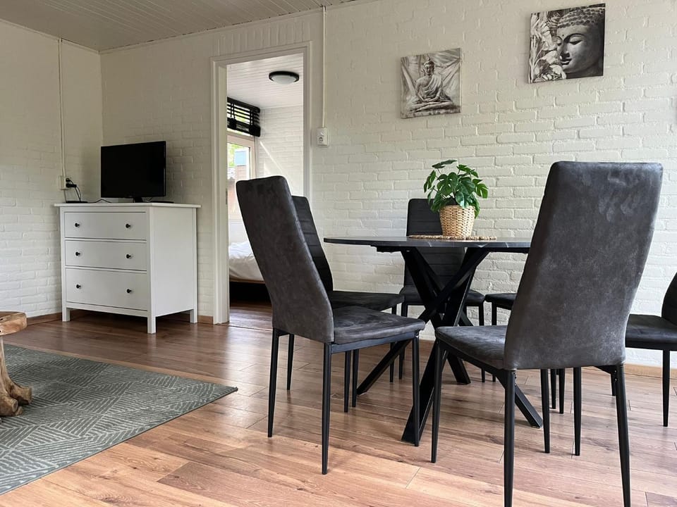 Communal lounge/ TV room, Seating area, Dining area, Evening entertainment
