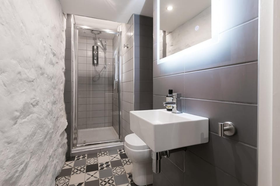 Shower, Toilet, Property building, Bathroom