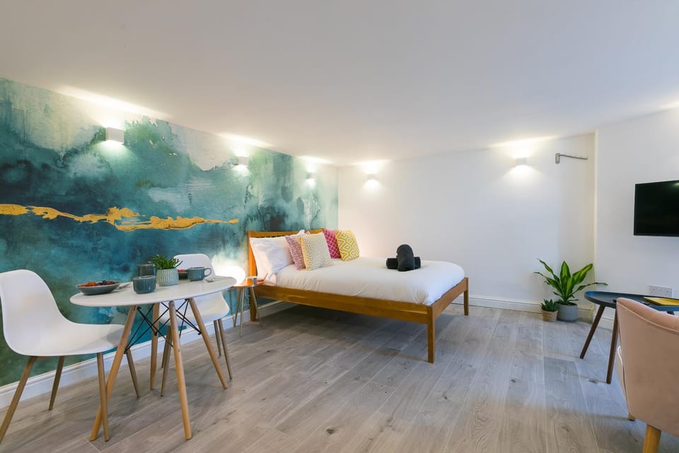 Property building, Bed, TV and multimedia, Living room, Photo of the whole room, Seating area, Dining area, Bedroom