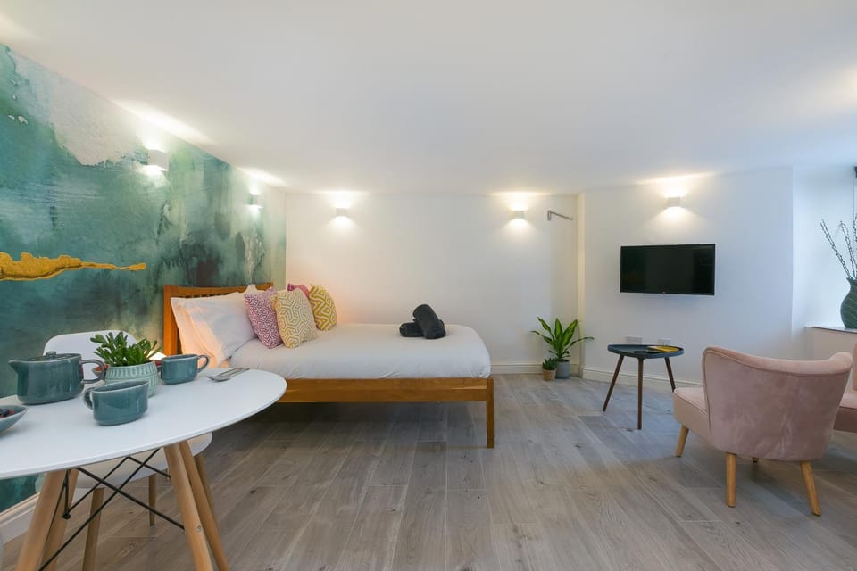 Property building, Bed, TV and multimedia, Living room, Photo of the whole room, Seating area