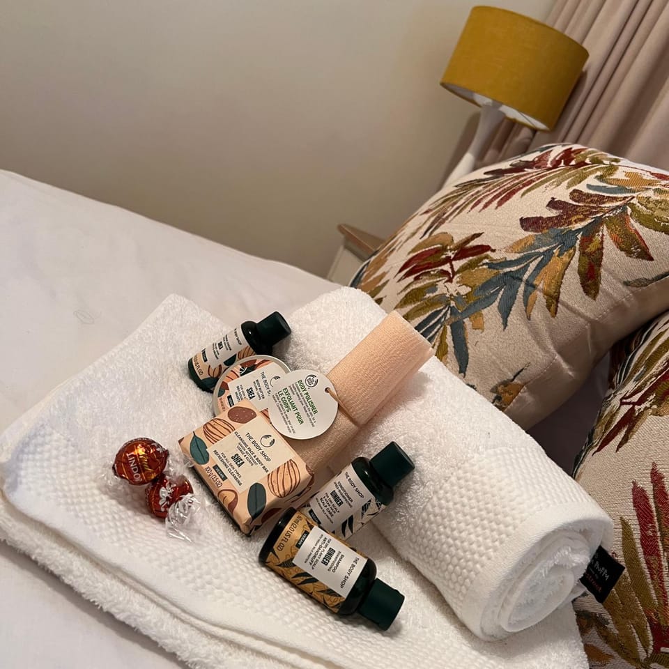 Bed, towels