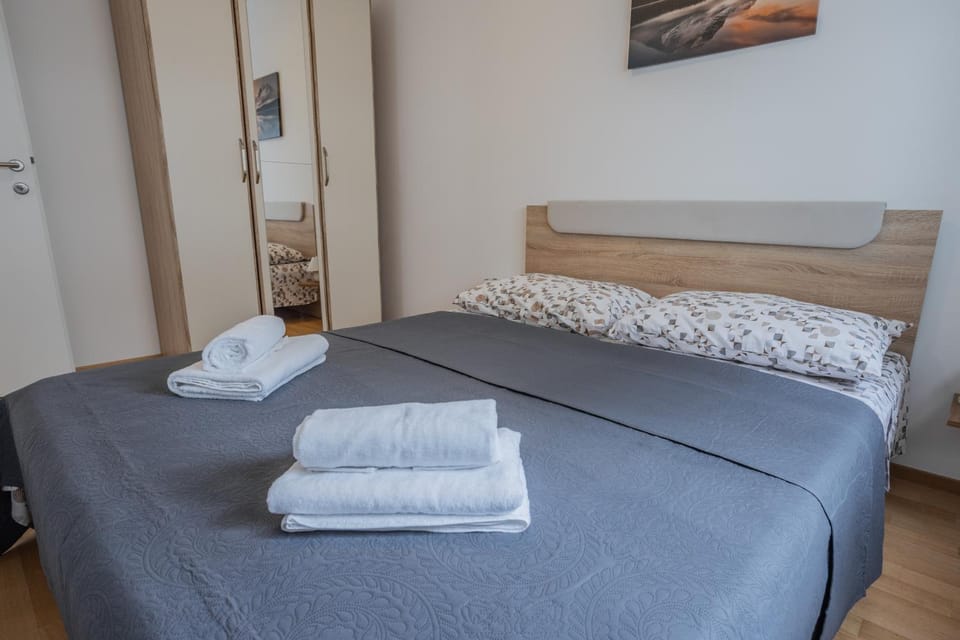 Bed, Bedroom, towels