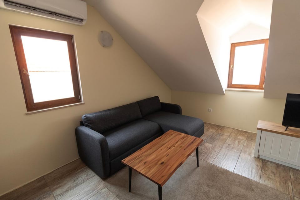 Communal lounge/ TV room, TV and multimedia, Seating area