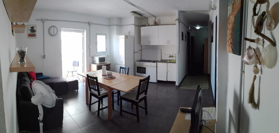 Kitchen or kitchenette, Living room, minibar, stove