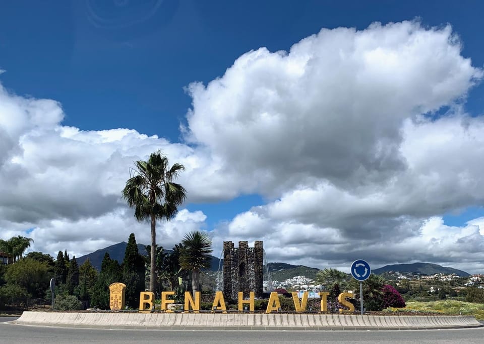 Day, Natural landscape, Logo/Certificate/Sign, Text overlay, Mountain view, Street view