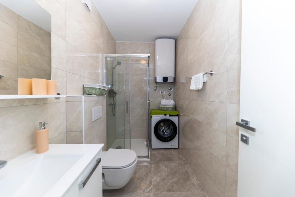 Shower, Toilet, Bathroom, towels, washing machine