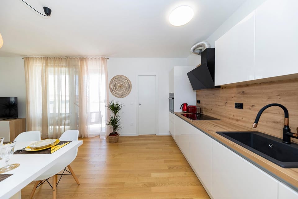 Kitchen or kitchenette, pet friendly, stove, toaster