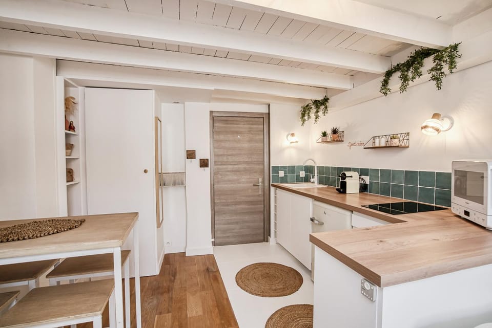 Kitchen or kitchenette, stove