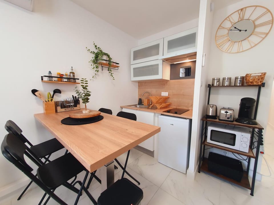 Dining area, kitchen