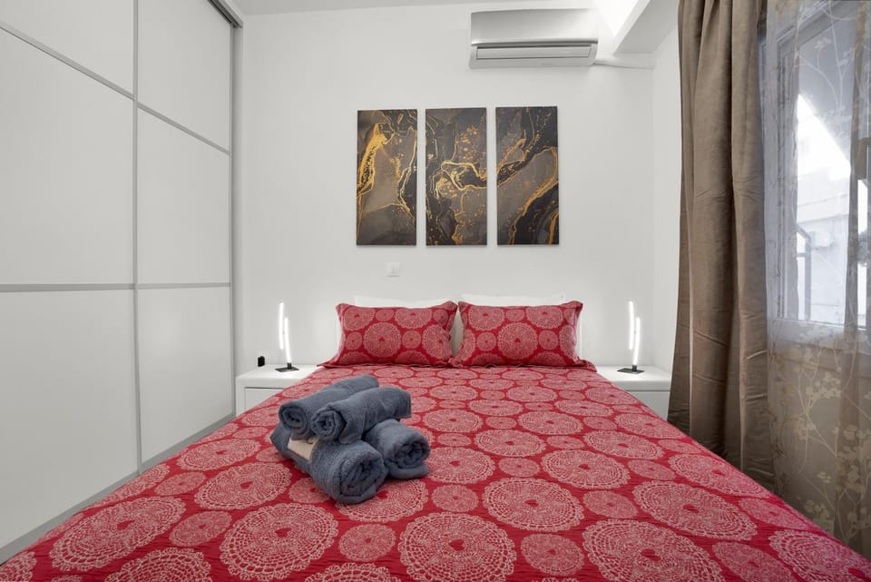 Photo of the whole room, towels, air conditioner