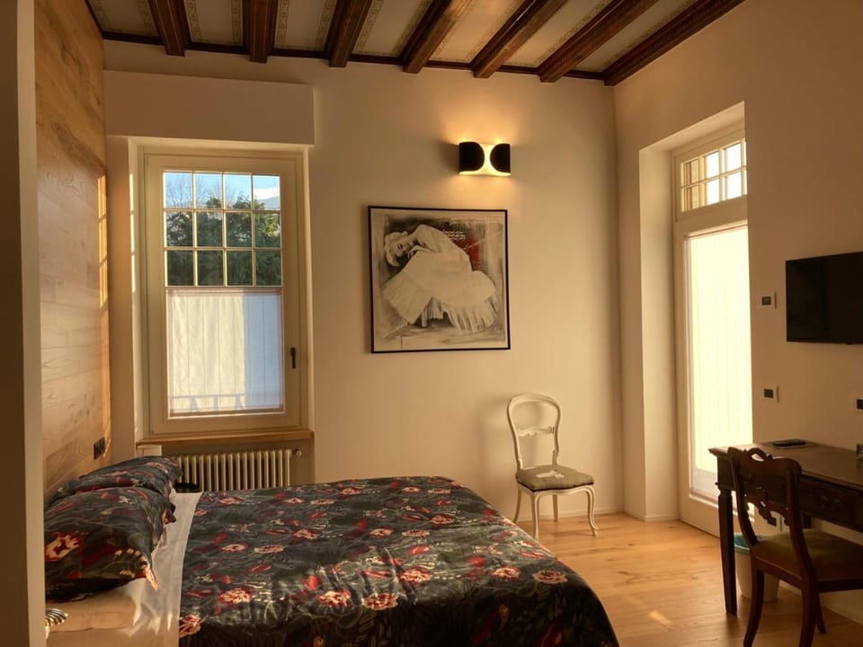 Bed, View (from property/room), Photo of the whole room, Bedroom