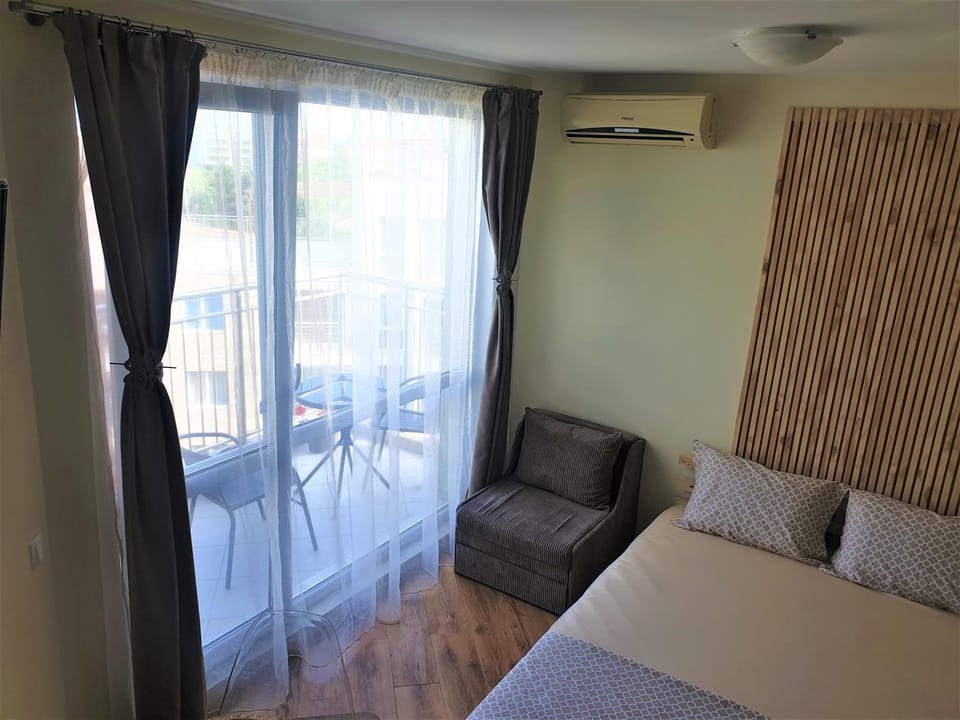 Bed, Living room, Photo of the whole room, Seating area, Bedroom, air conditioner