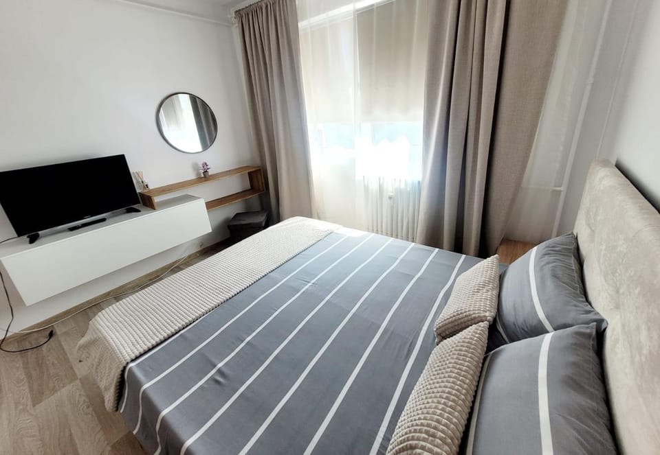 Communal lounge/ TV room, Bed, TV and multimedia, Bedroom