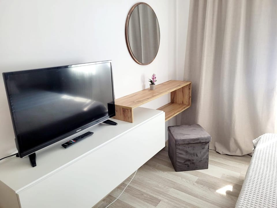 Bed, TV and multimedia, Photo of the whole room, Bedroom
