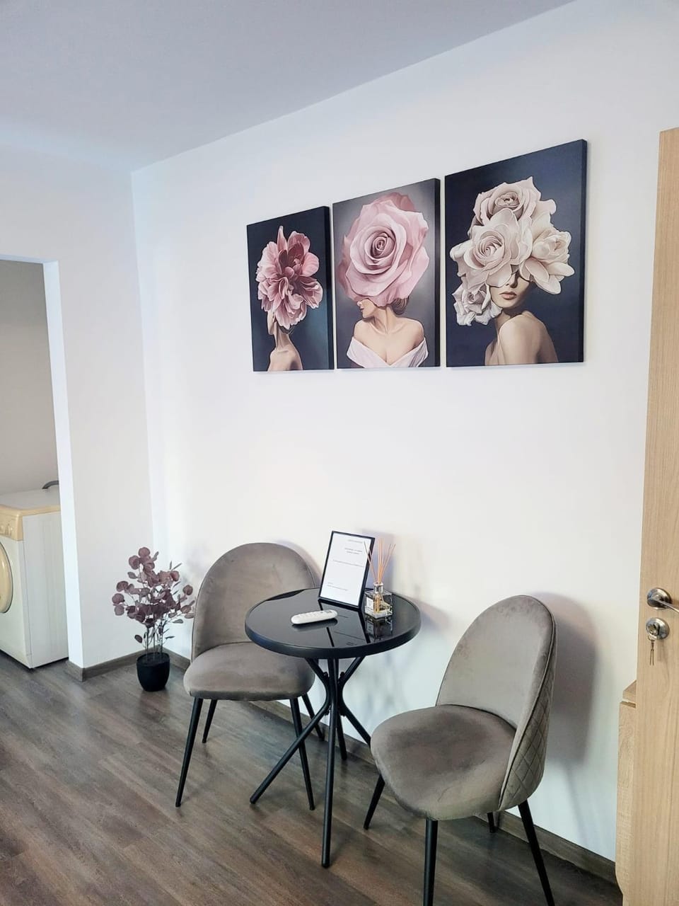 Living room, Decorative detail, Seating area