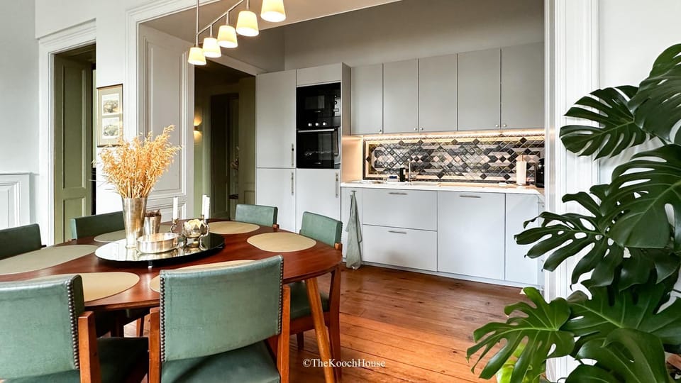 Kitchen or kitchenette, Dining area