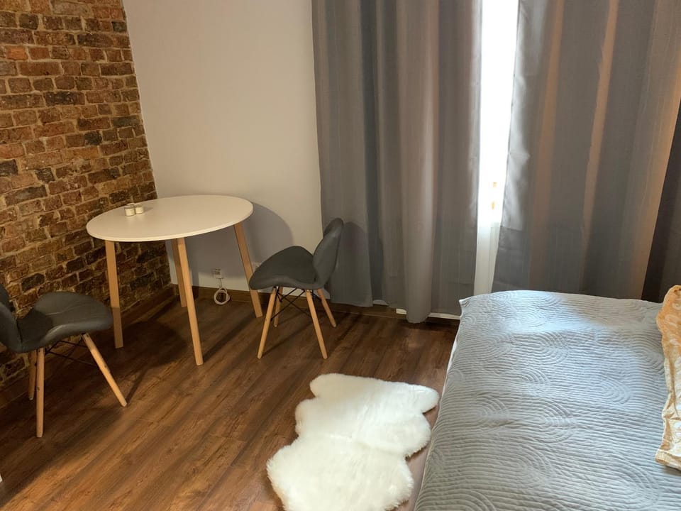 Bed, Dining area