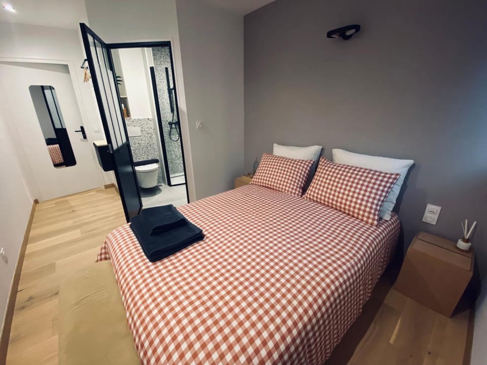 Bed, Photo of the whole room, Bedroom