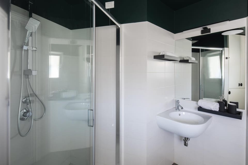 Shower, Toilet, Bathroom, towels