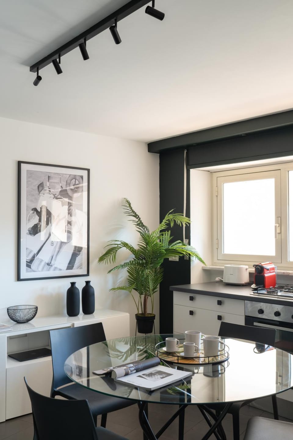 Coffee/tea facilities, Kitchen or kitchenette, Dining area, minibar