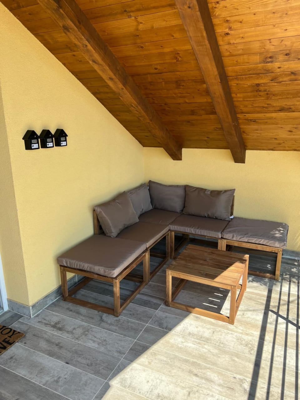 Property building, Balcony/Terrace, Balcony/Terrace, Seating area