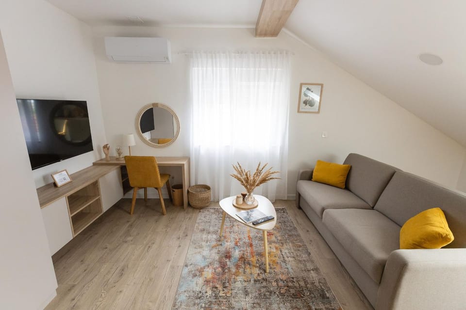TV and multimedia, Living room, Seating area, air conditioner