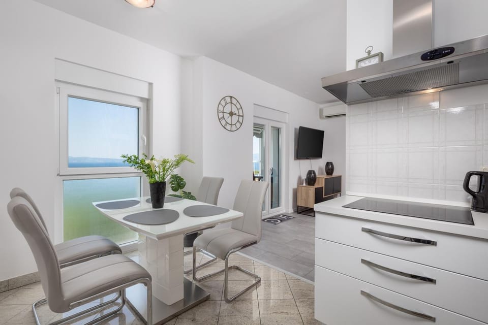 TV and multimedia, Kitchen or kitchenette, Living room, Seating area, Dining area