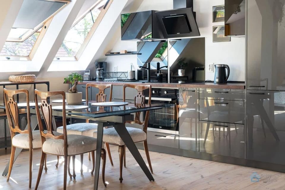 Coffee/tea facilities, Kitchen or kitchenette, Seating area, Dining area, dishwasher, oven, stove