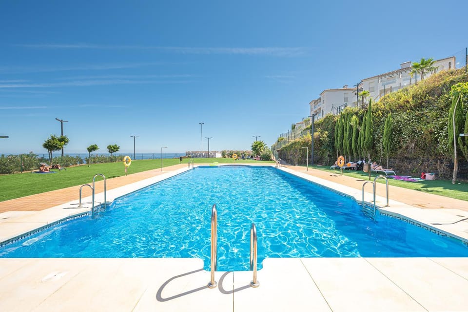 Sunny Home · Terraza & Piscina Apartment in Costa del Sol