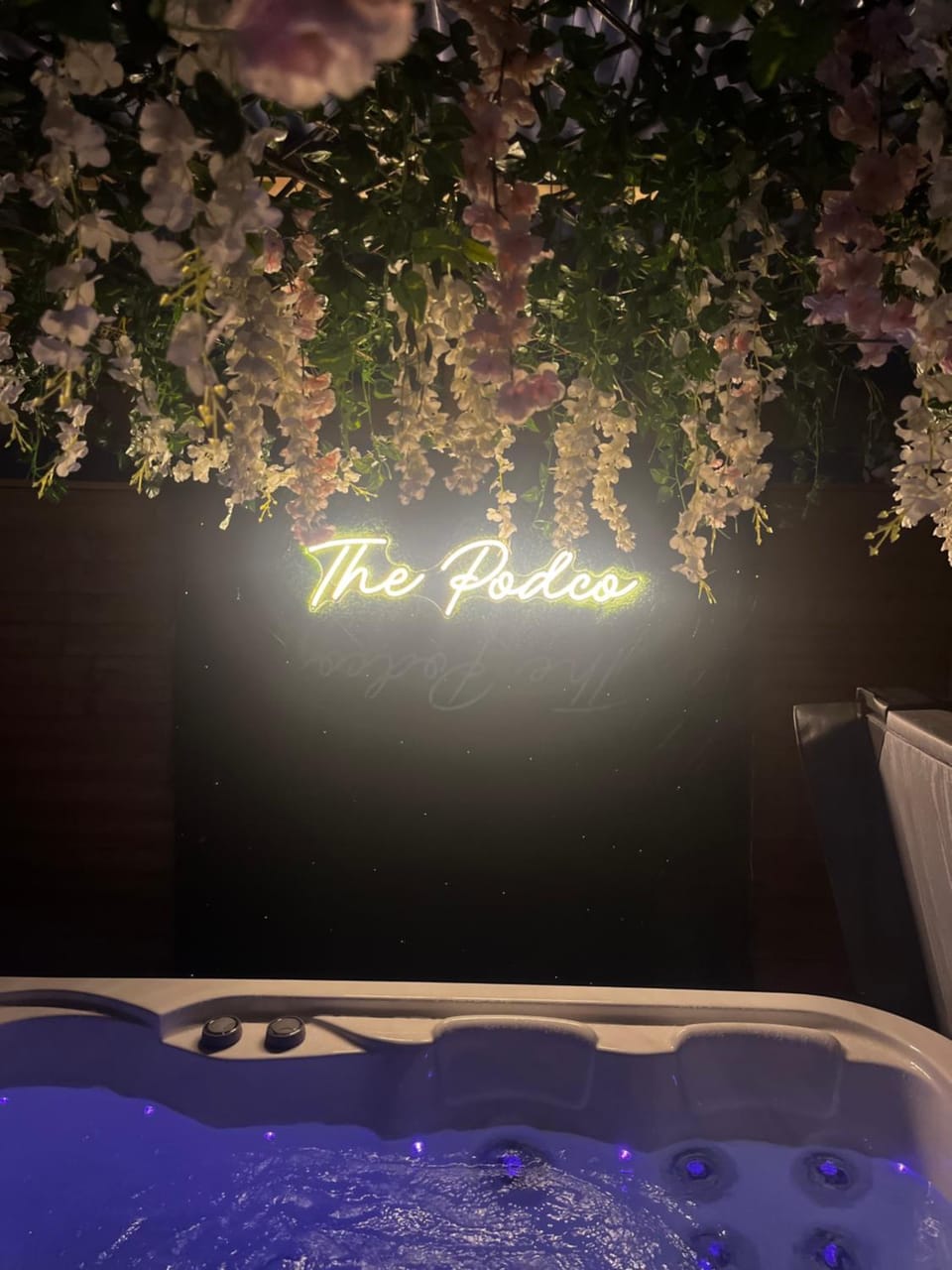 The Garden Pod with Private Hot Tub Chalet in County Donegal