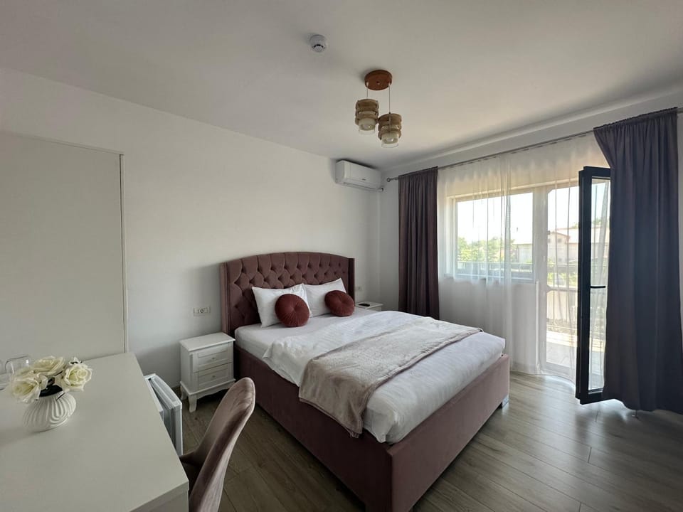 Bed, Balcony/Terrace, Photo of the whole room, Bedroom, towels, air conditioner