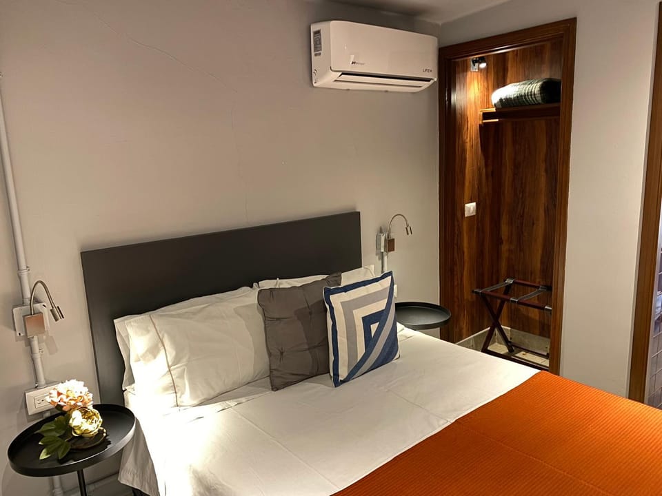 Bed, Photo of the whole room, Bedroom, air conditioner